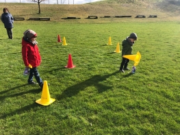 Bei der Osternesterlsuche am Sportplatz.jpg